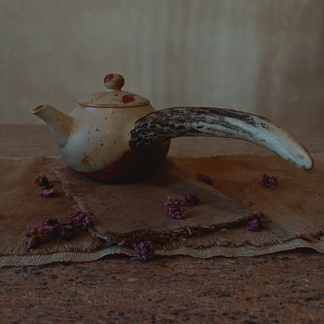 Raw and light - Side handle 230ml right handed teapot