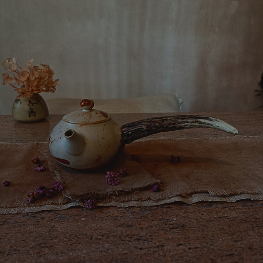 Raw and light - Side handle 230ml right handed teapot