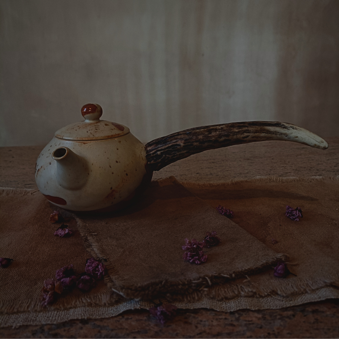 Raw and light - Side handle 230ml right handed teapot